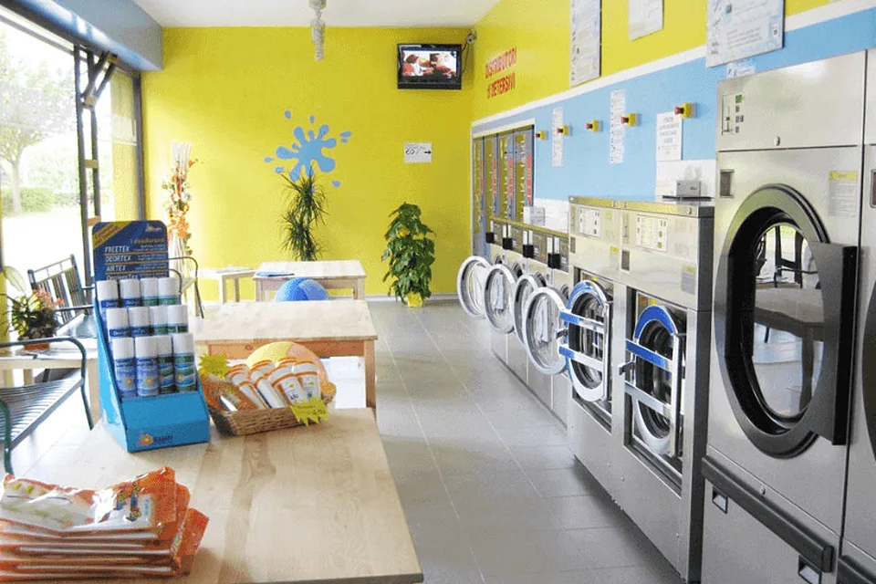 Quầy gấp đồ ngăn nắp trong tiệm giặt, đồ được phân loại trước khi giặt