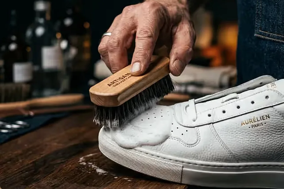 Vệ sinh giày sneaker trắng bằng bàn chải lông mềm
