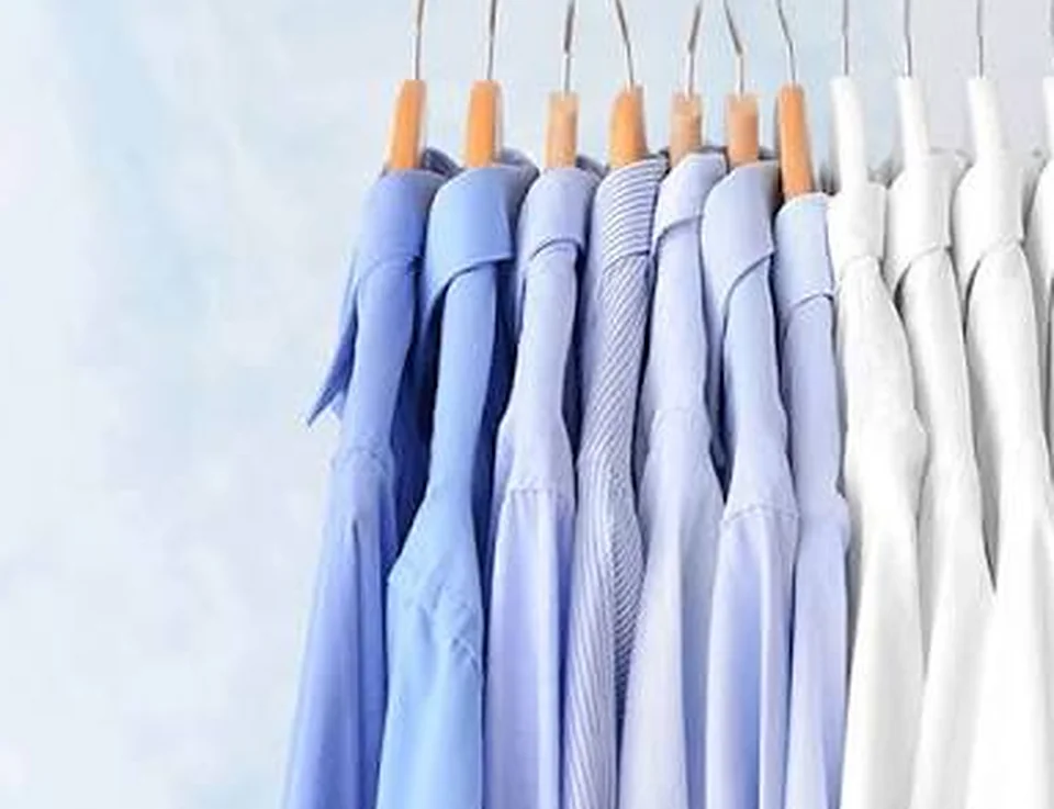Sơ mi sau khi giặt hấp treo thẳng hàng trên móc, giữ phom áo
