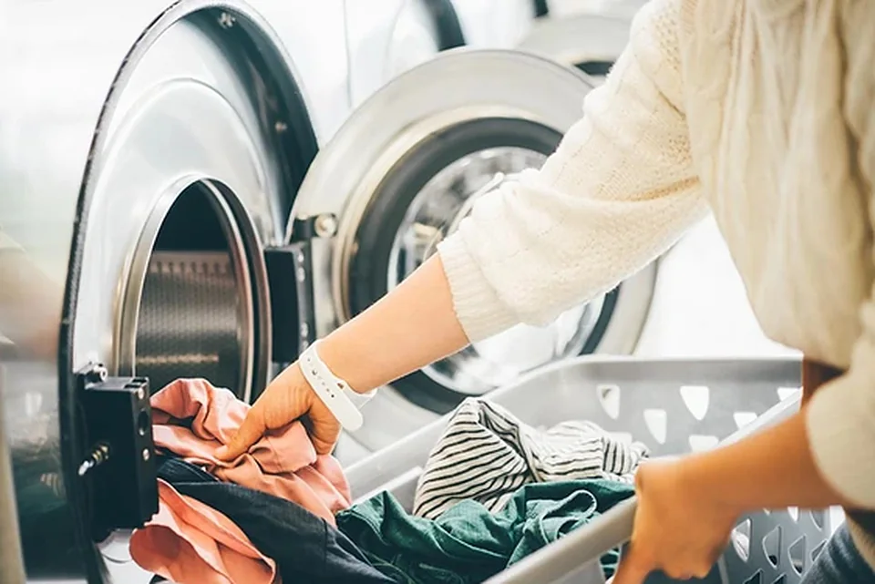 Cho quần áo vào máy giặt cửa trước đúng khối lượng